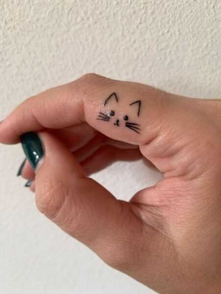 Finger tattoo - Holistic Ink
