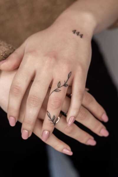 Finger tattoo - Holistic Ink