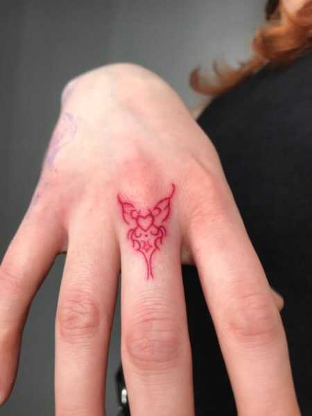 Finger placements carry an intimate, understated quality | Genç Öznur